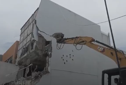 Ahmad Sahroni Hancurkan Rumah yang Dijarah Massa, Akui Sudah Enggak Oke. (Foto:Tiktok@Tempo.co)